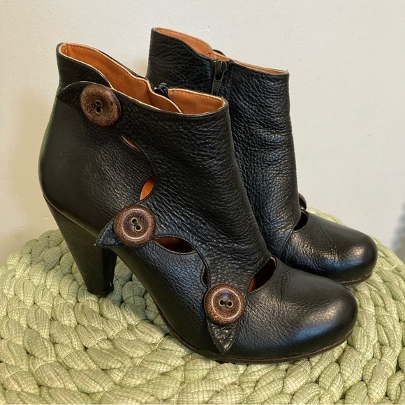 COCLICO Black Leather Button Detail Heel Ankle Booties - Picture 2 of 11